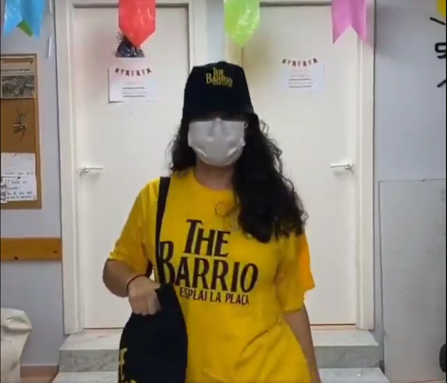 Retrato de una mujer con mascarilla luciendo una camiseta de Textil Red.